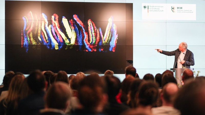 Hans Clevers ontvangt Animal Welfare Research Prize 2025